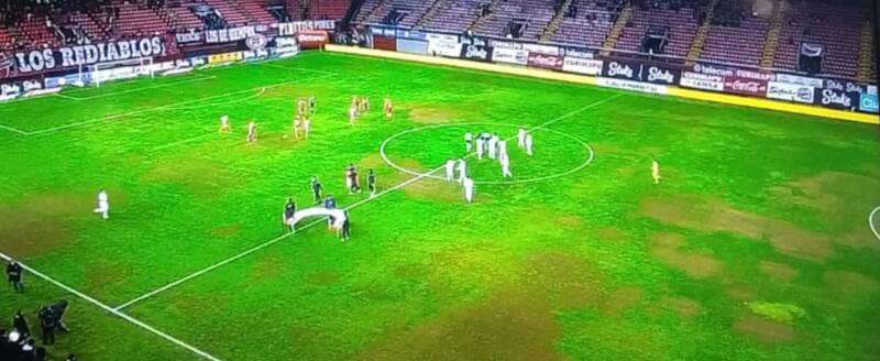 El impresentable estado de la cancha.