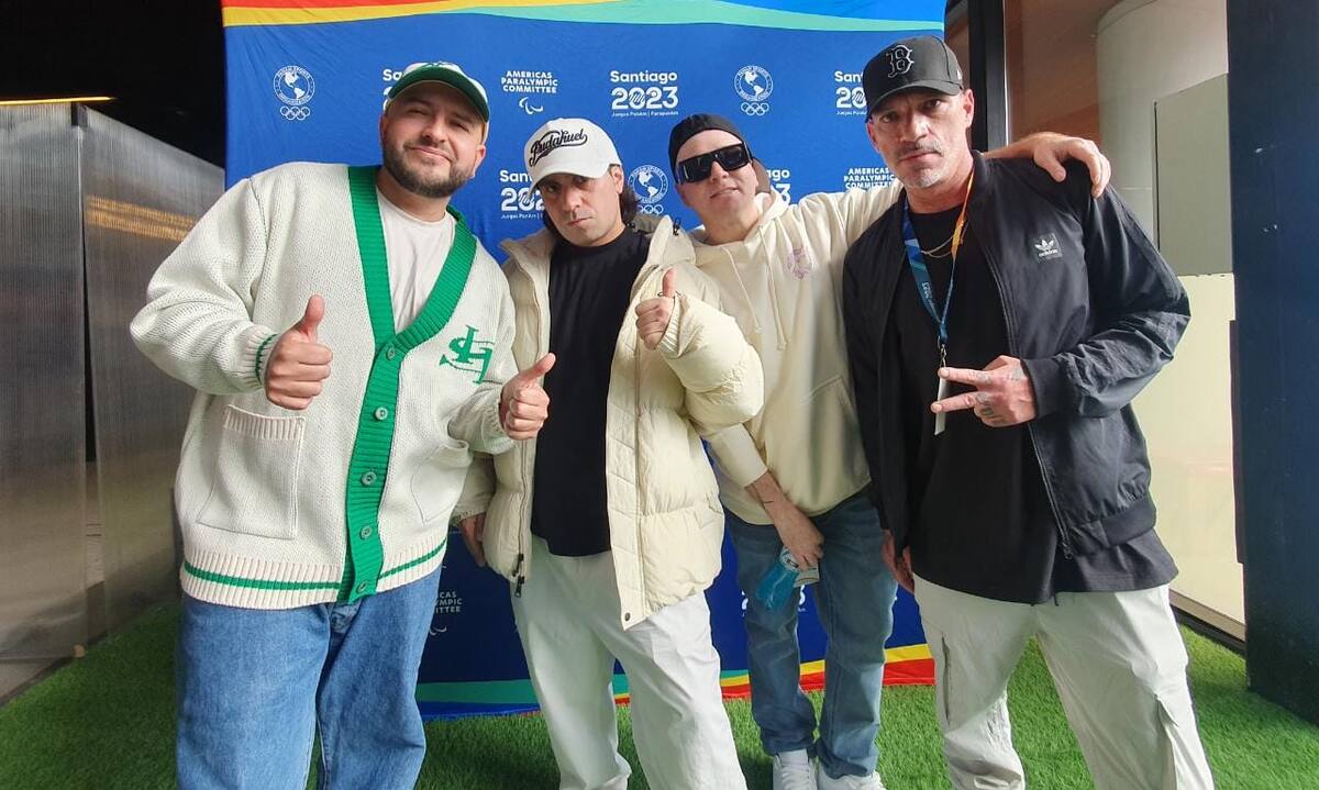 Movimiento Original, integrado por Stailok, Aerstame y DJ Acres. Los acompaña (de negro) el productor y compositor de la canción oficial, DJ Bitman.