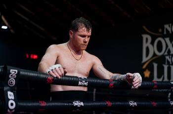 Importante exboxeador arremete con todo contra Canelo Álvarez y lo llama “viejo”