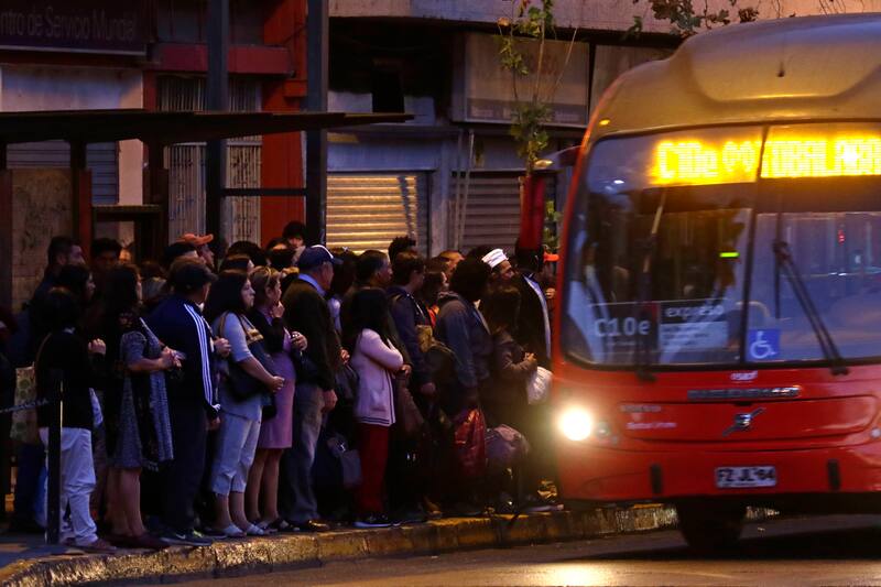 Capitalinos esperando micro durante el último Súper Lunes. Créditos: ATON