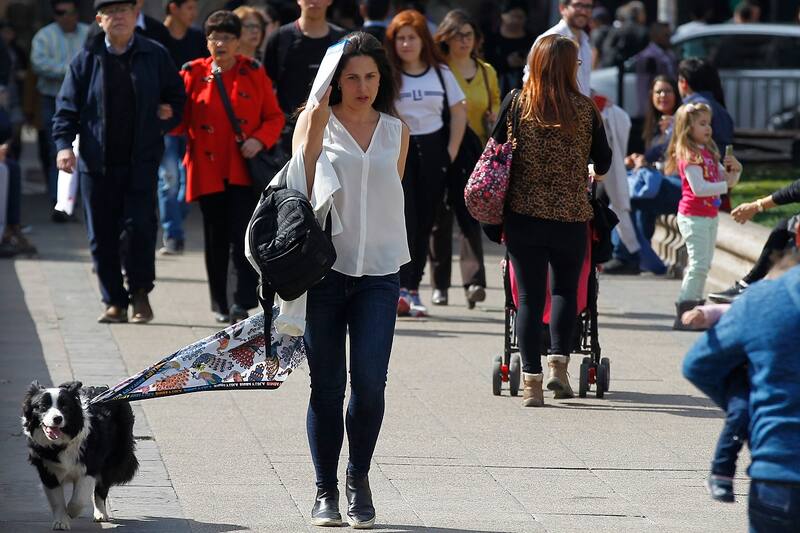 Santiago, 23 de agosto 2019
Capitalinos soportan ola de calor en el centro de Santiago, donde se espera una maxima de 27 grados.
Dragomir Yankovic/Aton Chile