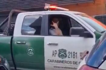 Carabinero recibió sumario tras celebrar el título de Colo Colo: lo grabaron ebrio en la patrulla