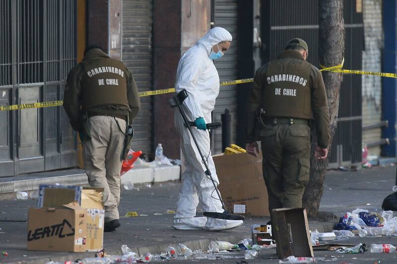 Carabineros investiga lo ocurrido afuera del Teatro Caupolicán. Créditos: ATON.