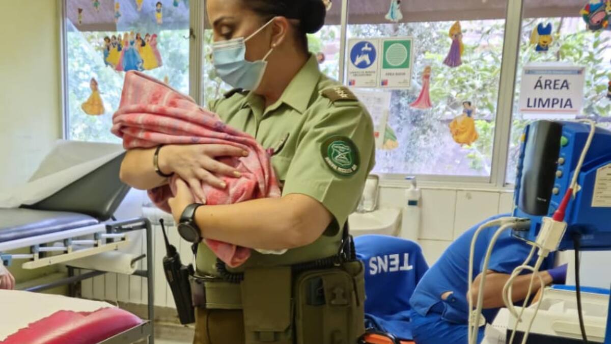 Carabineros rescató a recién nacida desde una mochila en La Vega Central