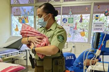 Carabineros rescató a recién nacida desde una mochila en La Vega Central