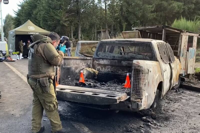 La investigación apunta a que los uniformados se habrían dirigido al lugar para revisar que el hombre cumpliera con la medida de arresto domiciliario.