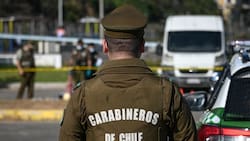 Camión se volcó luego de escapar de un control municipal en plena Alameda