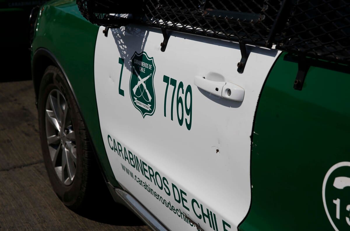 Indignante denuncia contra un carabinero que custodia la casa del Presidente: recibió dos cervezas de regalo durante su guardia