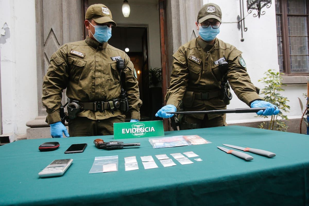 Santiago, 10 de julio de 2026.
Carabineros detiene en Providencia a 4 personas incluida una mujer y al rapero Tea Time Camilo Castaldi en posición de armamento, droga y dinero
Diego Martin/Aton Chile
