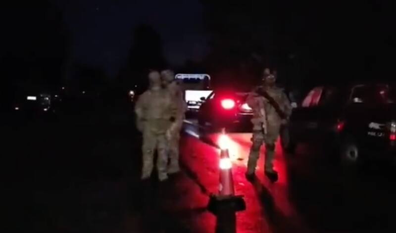 al interior del vehículo policial en que se desplazaban luego de ser interceptados. (Foto: Captura 24 Horas)