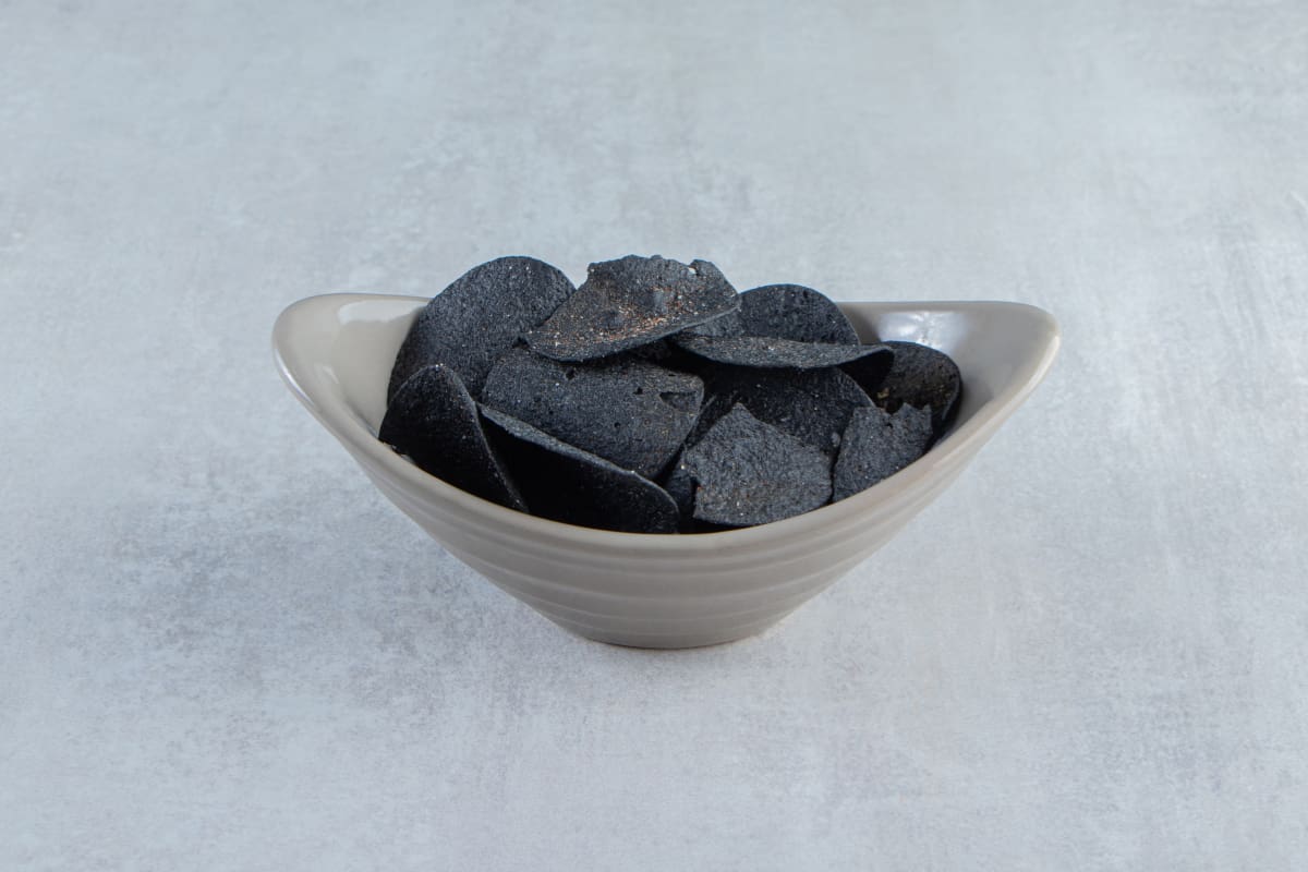 Aunque no lo creas, este producto es muy útil para mantener los malos olores a raya en tu refrigerador. Créditos: Freepik.