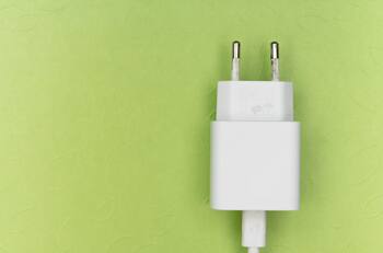 ¡No dejes tu cargador conectado todo el día! ¿O quizás sí?