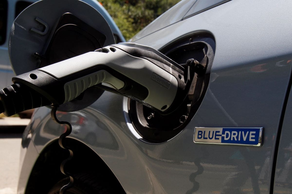Los cargadores de vehículos eléctricos son dispositivos que permiten cargar su batería para darles cierta autonomía dependiendo de cada auto.