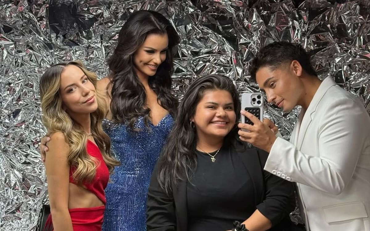 La cantante junto a su amiga, Emilia Dides.