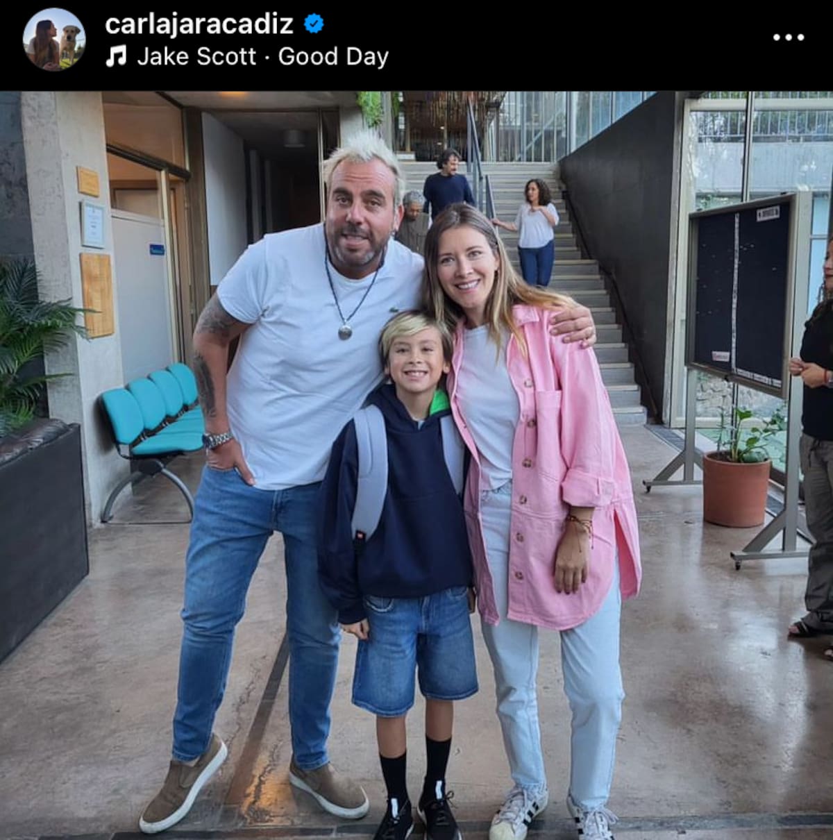 Carla Jara y Francisco Kaminski junto a su hijo.