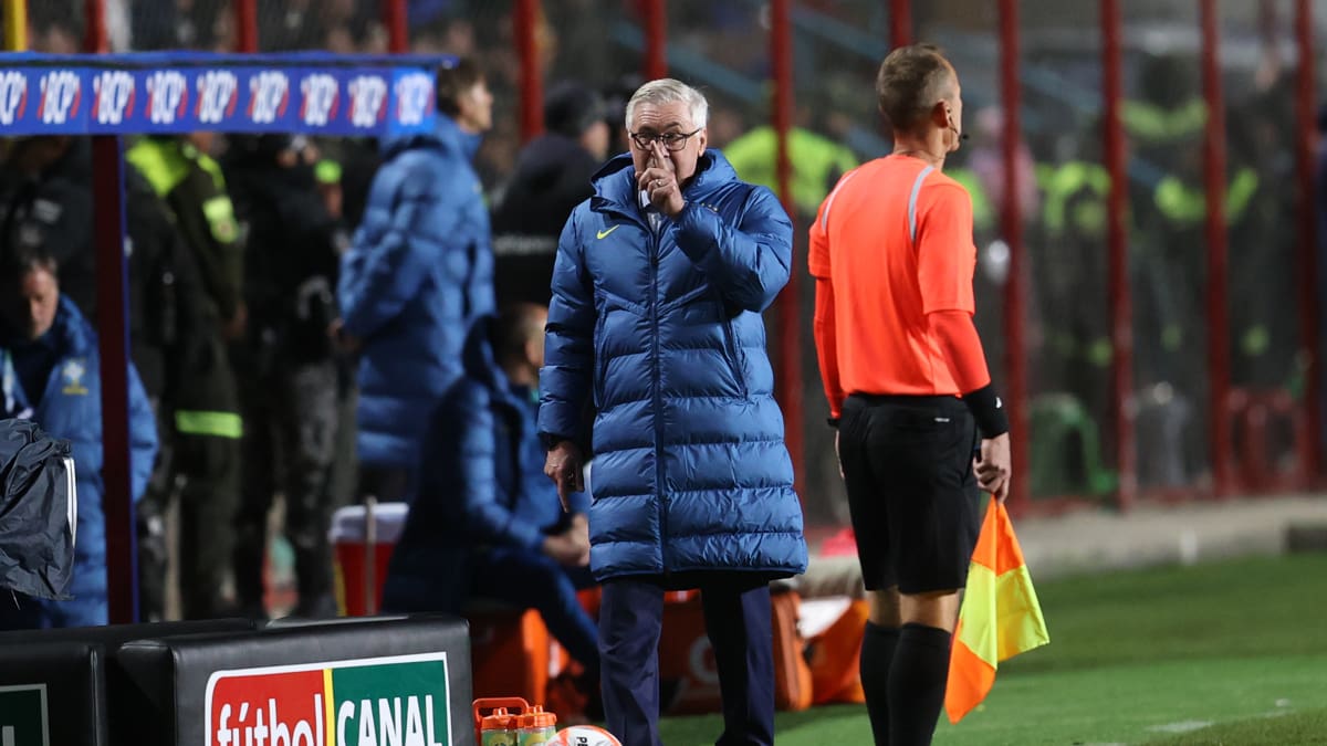 ¡Furioso! Ancelotti encaró al árbitro chileno Cristián Garay tras polémico penal para Bolivia
