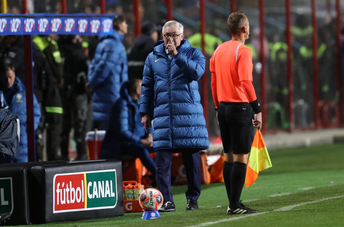 ¡Furioso! Ancelotti encaró al árbitro chileno Cristián Garay tras polémico penal para Bolivia