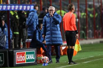 ¡Furioso! Ancelotti encaró al árbitro chileno Cristián Garay tras polémico penal para Bolivia