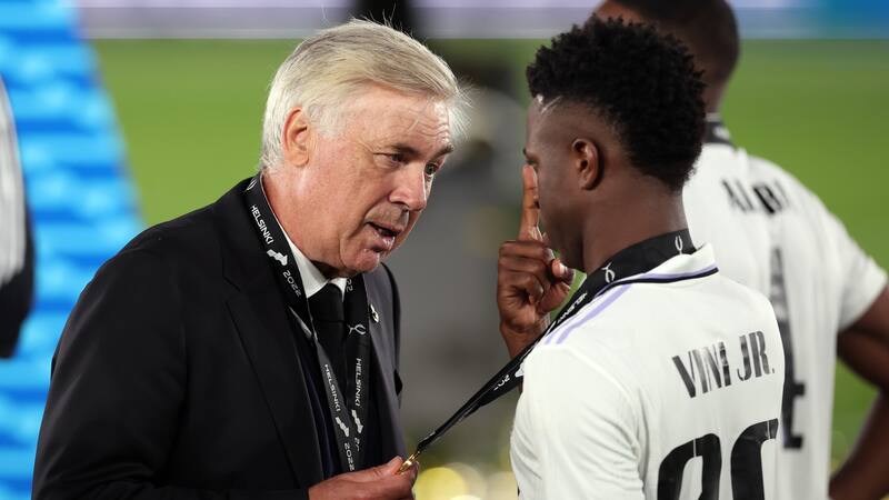Carlo Ancelotti junto con Vinicius Jr.