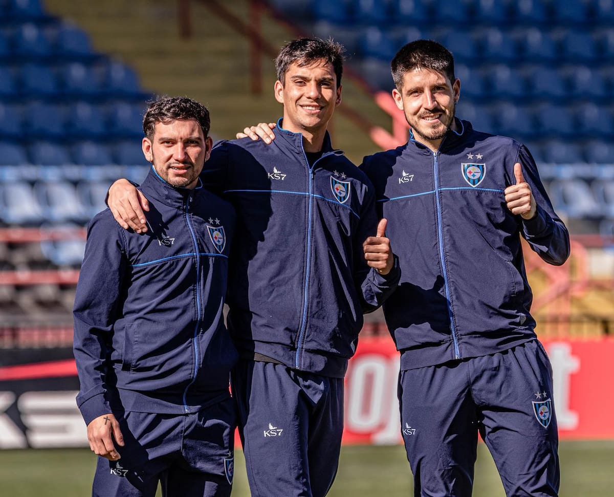 Carlo Villanueva con el plantel de Huachipato