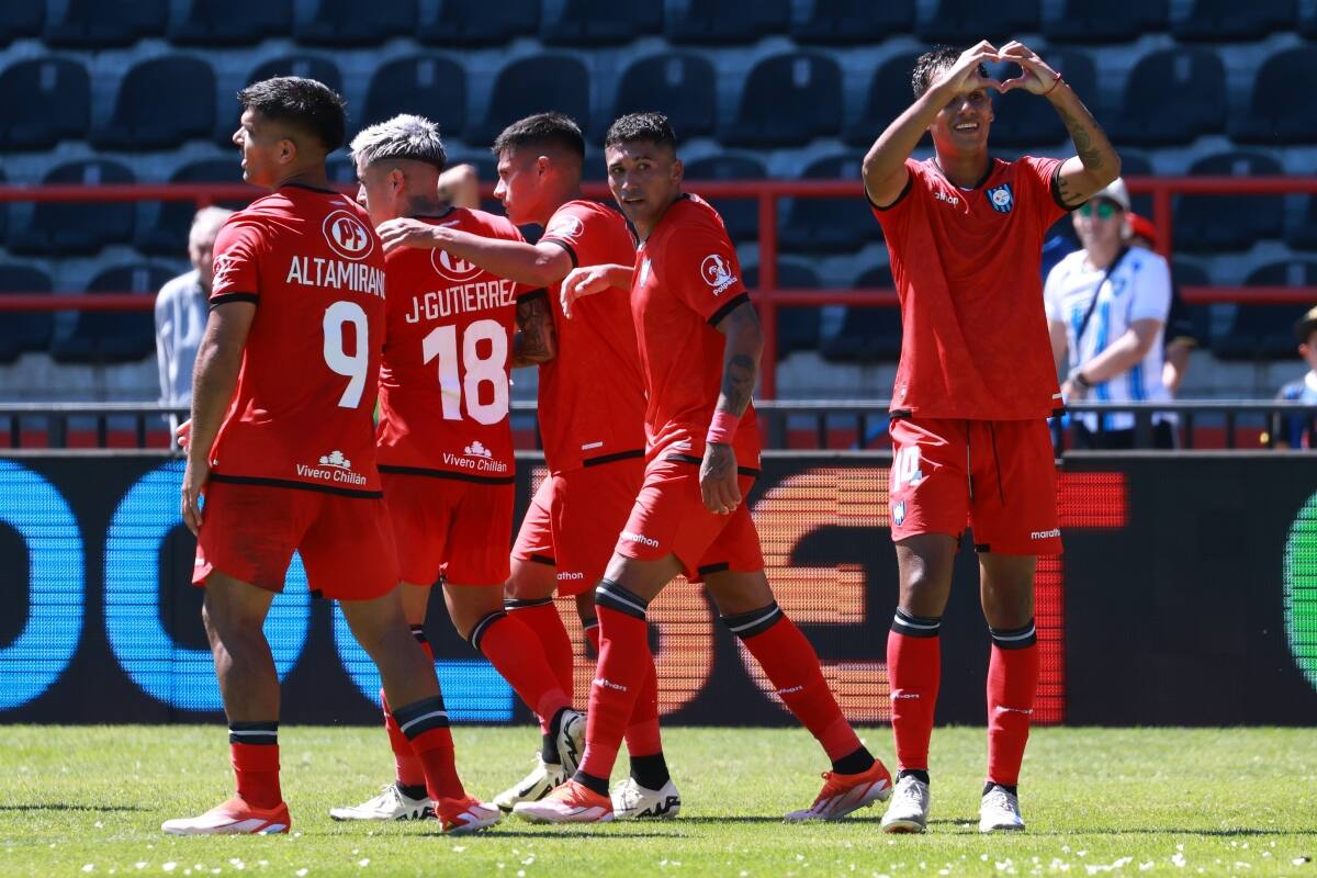 celebrando su gol ante Everton por el Campeonato Nacional.
