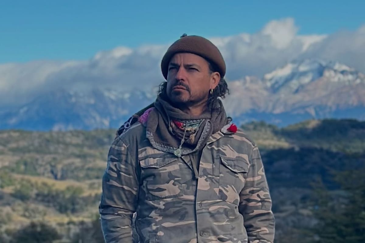 tiene 53 años de edad.