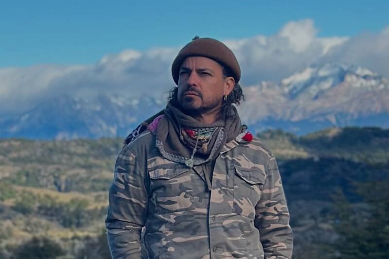 tiene 53 años de edad.