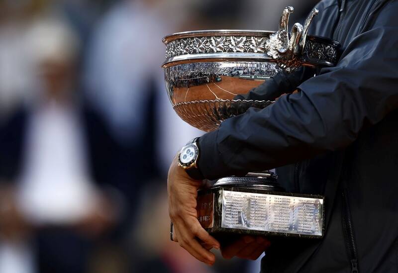El español posó junto al trofeo de Roland Garros junto a su reloj Rolex. Foto: EFE