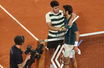 Lorenzo Musetti se retira y Carlos Alcaraz alcanza la final de Roland Garros 2025