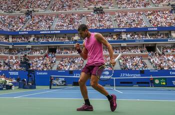 Carlos Alcaraz arrasa con Novak Djokovic y se mete en la final del US Open