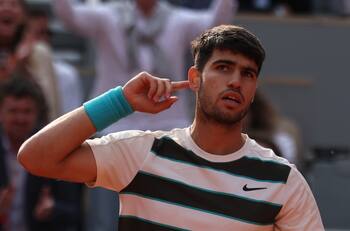 De otro planeta: así salvó Alcaraz uno de los match points contra Sinner en la final de Roland Garros