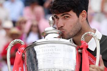 Ya apunta a Wimbledon: Carlos Alcaraz sufrió para ganar el ATP de Queen’s