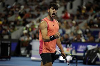 Carlos Alcaraz le ganó un partidazo a Jannik Sinner para coronarse campeón del ATP de Beijing