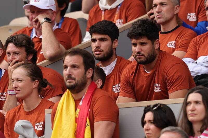 Carlos Alcaraz en el homenaje de Roland Garros a Rafael Nadal. EFE