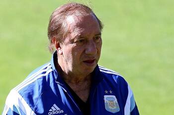“Ya no reconoce a nadie”: Revelan el preocupante estado de salud de Carlos Bilardo