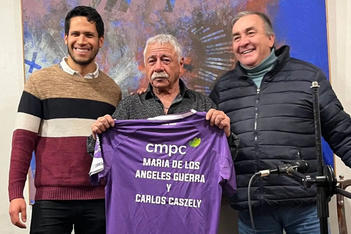 Carlos caszely recibió un reconocimiento de Deportes Concepción. Foto: Sabes Deportes.