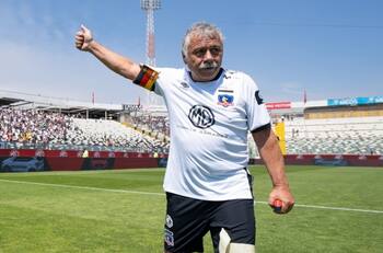 En plena cancha: Carlos Caszely tuvo una llamativa charla con este jugador de Colo Colo