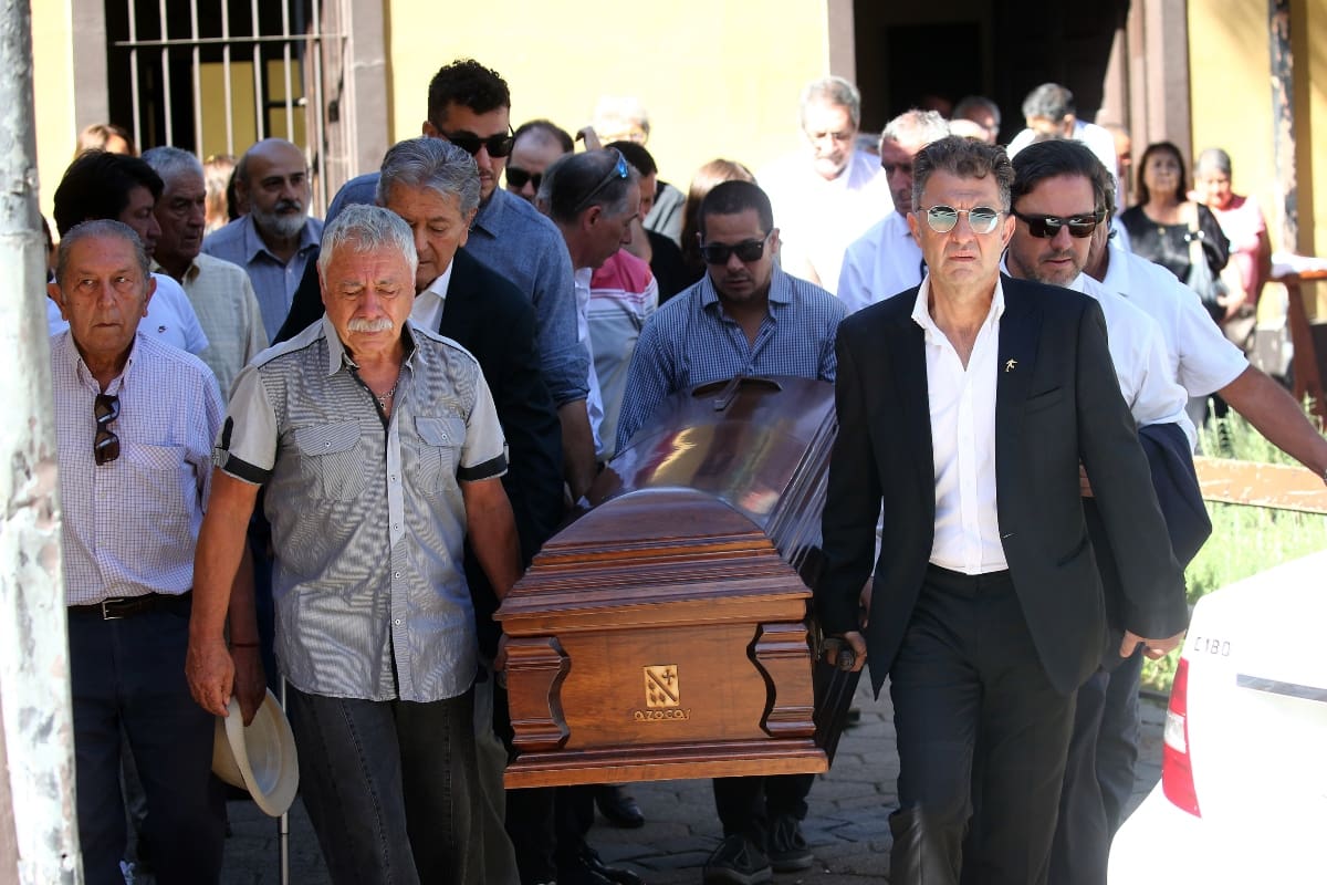 cargando el féretro de Jorge Toro.