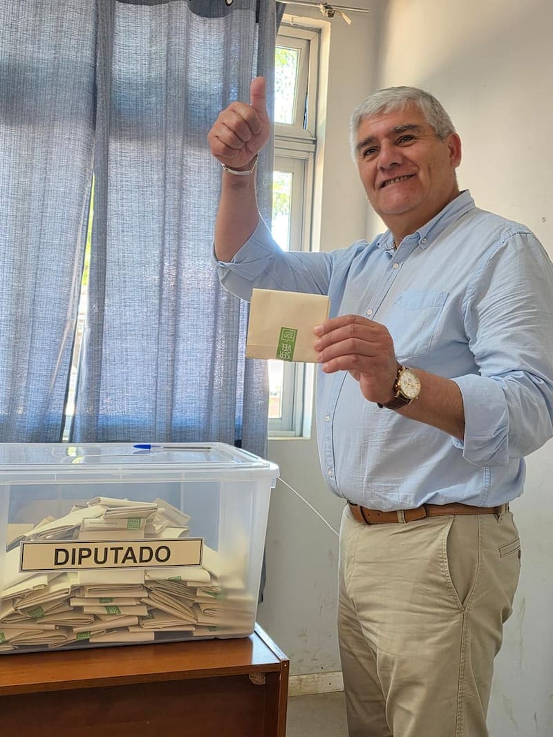 El exárbitro chileno fue electo diputado por el Distrito 19 con más de 21 mil votos. Foto: Instagram @carloschandiaa