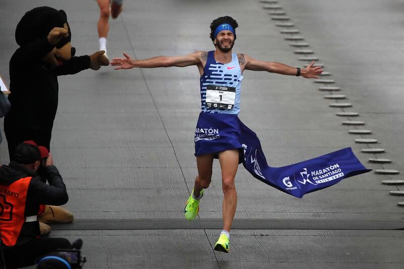 ganó los 21K en el Maratón de Santiago. Agencia Aton