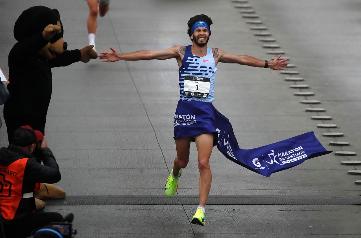 VIDEO | Con nuevo récord de Chile: así fue la infartante definición de los 21K del Maratón de Santiago