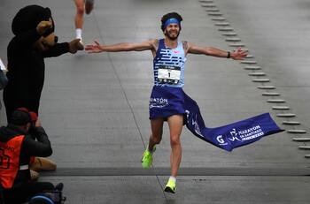VIDEO | Con nuevo récord de Chile: así fue la infartante definición de los 21K del Maratón de Santiago