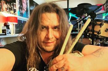 “Hasta ofrecí pagar la orquesta con plata de mi bolsillo”: Carlos Figueroa se descargó tras su salida del Festival de Viña del Mar