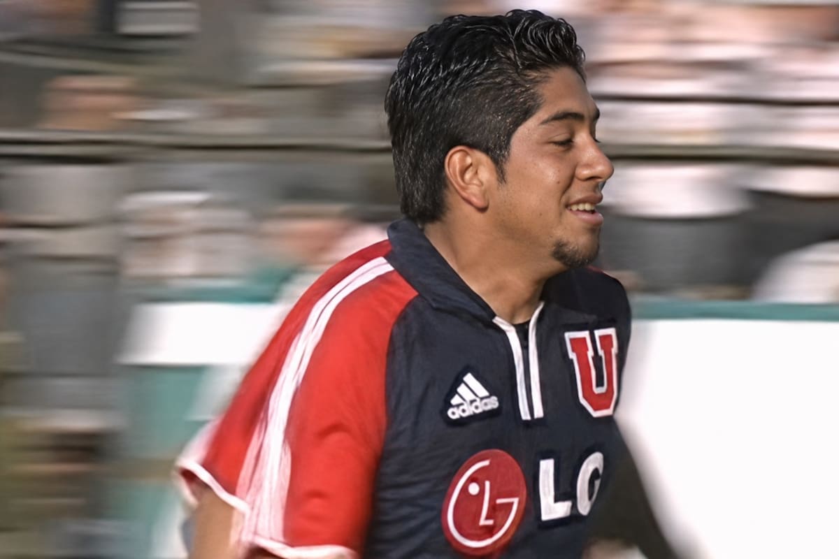 El ex futbolista anotó el gol del triunfo del Superclásico entre Colo-Colo y Universidad de Chile en 2001. Foto: Captura mejorada con IA.