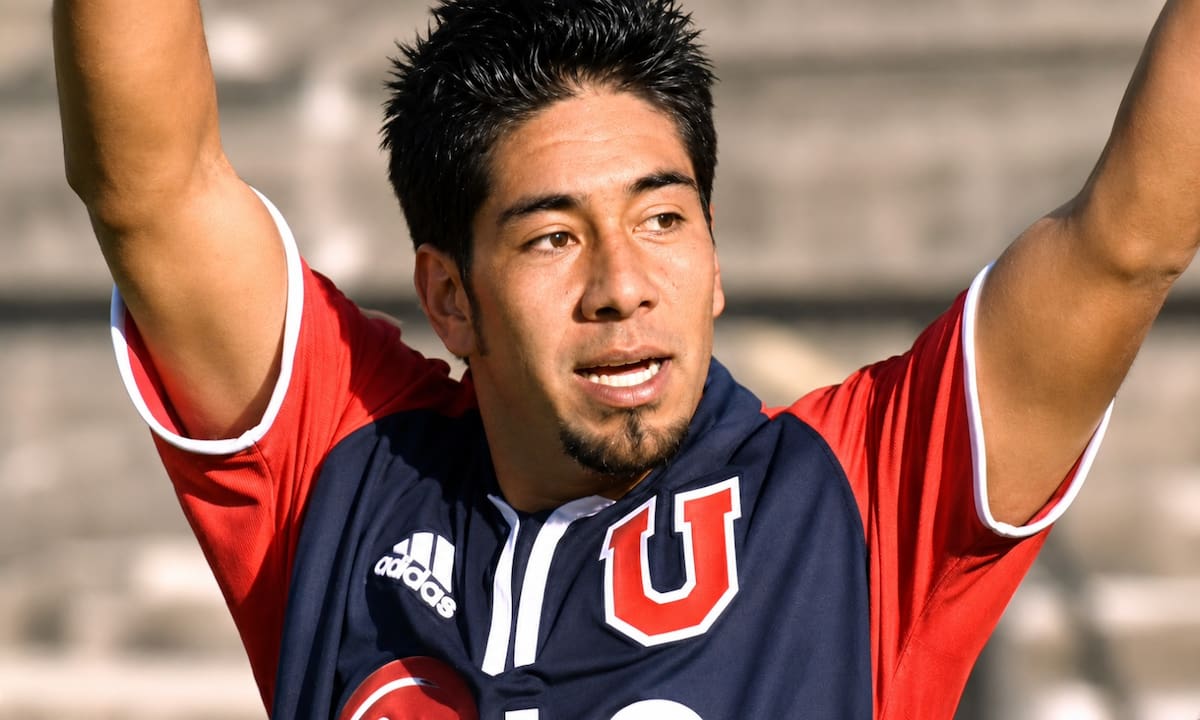 El ex futbolista anotó el gol del triunfo en el Superclásico entre Colo-Colo y la U de 2001. Foto: Captura mejorada con IA.