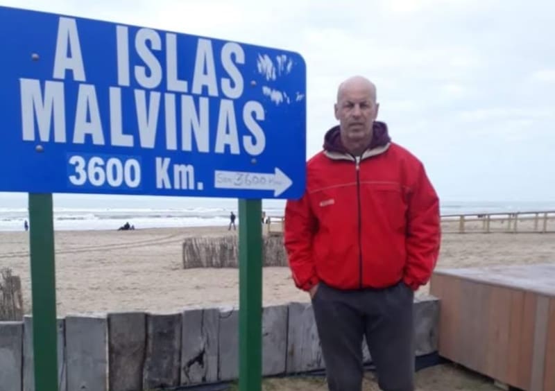 "Yo creía que estaba filmando una película hasta que me cayeron los primeros tiros y una bomba explotó arriba en la montaña", recuerda De Luca de su paso por Malvinas.
