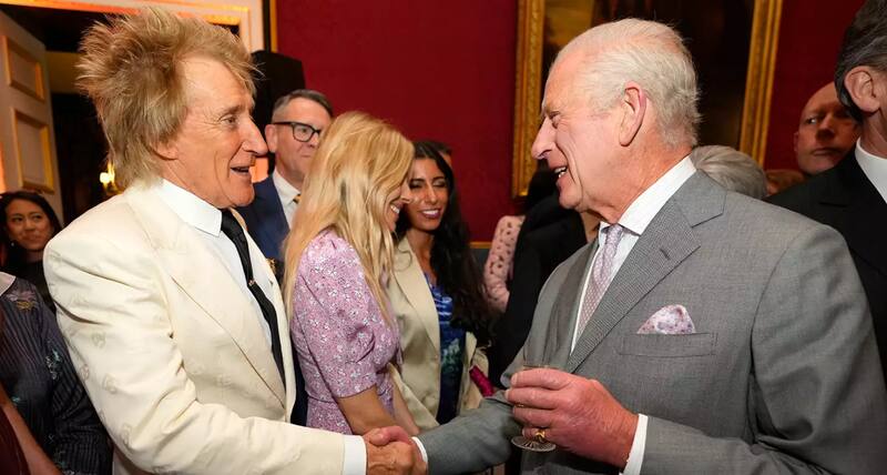 Carlos III y Rod Stewart se saludaron en los primeros premios de la Fundación del Rey.