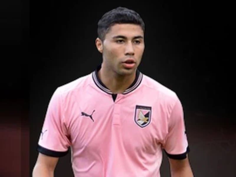 Carlos Labrín vistiendo la camiseta del Palermo de Italia.