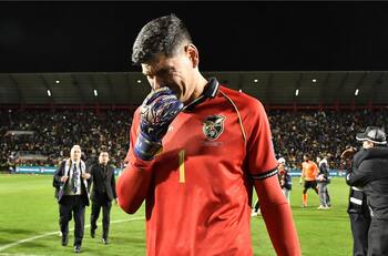 Carlos Lampe le toca la oreja a toda Venezuela en las celebraciones por la clasificación de Bolivia