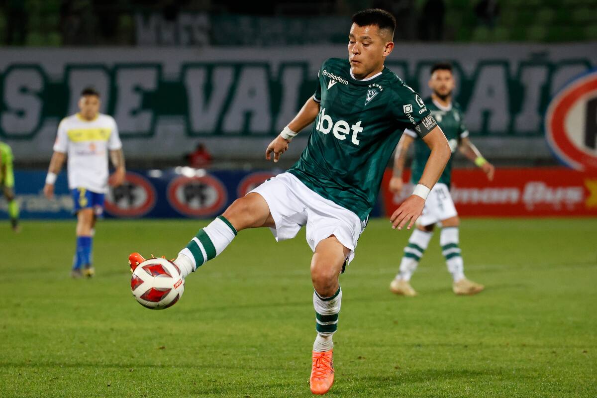 Carlos Muñoz prepara la puntería para hacer sufrir a la UC en Copa Chile. Foto: Agencia Aton.